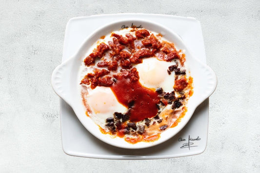 HUEVOS al PLATO con JAMÓN y CHORIZO